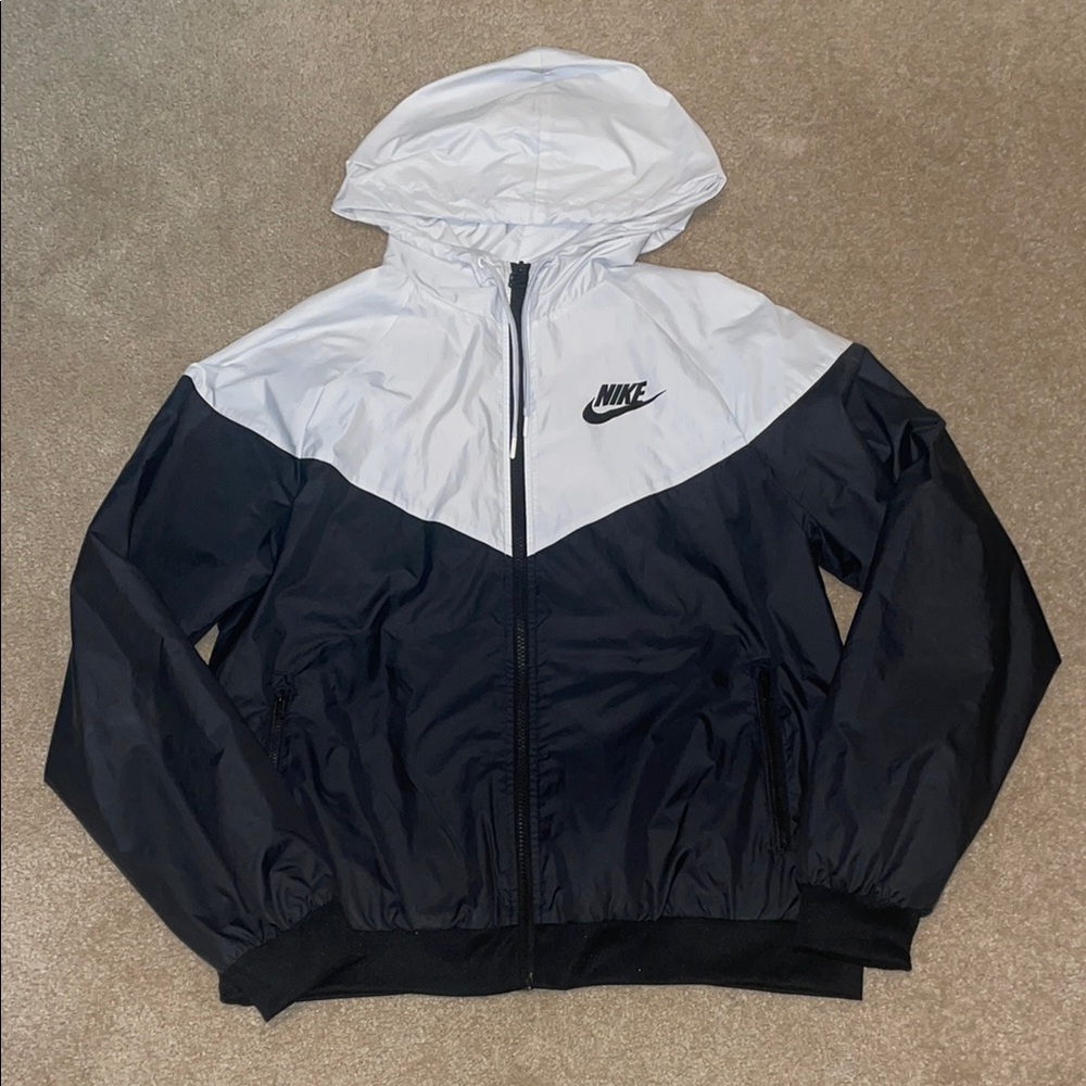 Black & White Windbreaker Jacket
NIKE ✔️